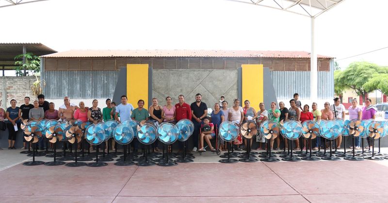 En este momento estás viendo Armando Reyna y Mili Cuevas llevan ventiladores a más familias tecomenses