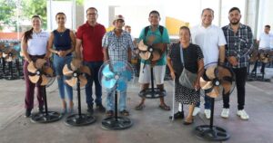 Lee más sobre el artículo Armando Reyna entrega más de 300 ventiladores a bajo costo en el parque González Lugo