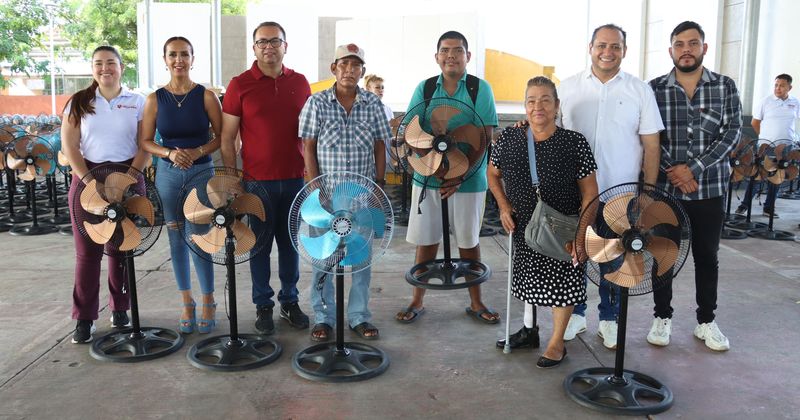En este momento estás viendo Armando Reyna entrega más de 300 ventiladores a bajo costo en el parque González Lugo