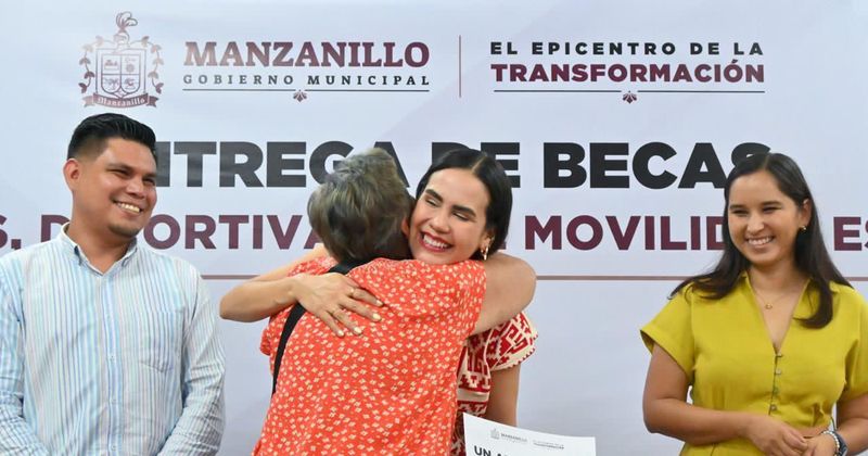 En este momento estás viendo Rosi Bayardo entrega becas culturales, deportivas y de movilidad estudiantil