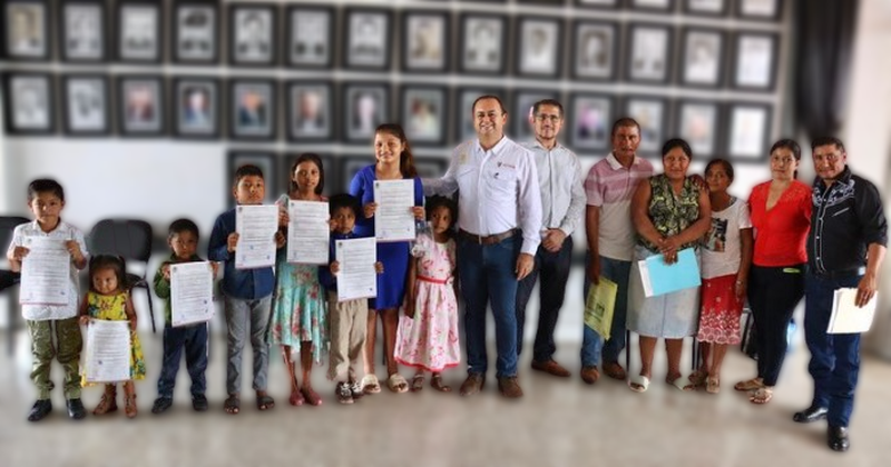 En este momento estás viendo Regularizan estado civil de dos familias en Tecomán; registran a siete menores