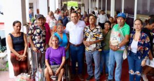 Lee más sobre el artículo Entregan apoyos alimentarios a familias vulnerables en Tecomán a través del programa ‘Nutriendo con Amor’