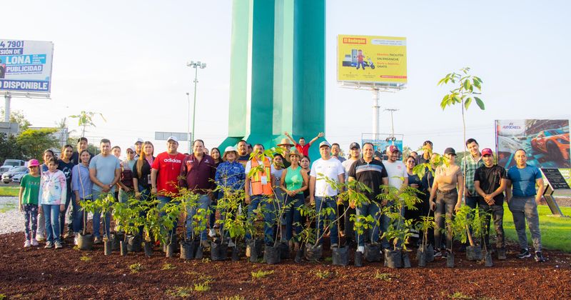 En este momento estás viendo Encabeza Armando Reyna jornada de reforestación ‘Sembremos Vida en Tecomán’
