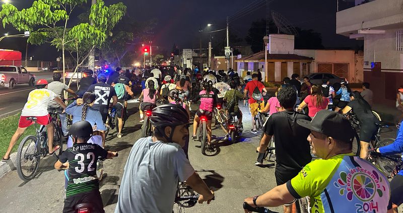 En este momento estás viendo Con gran participación, familias de Tecomán disfrutan el Bicipaseo Nocturno