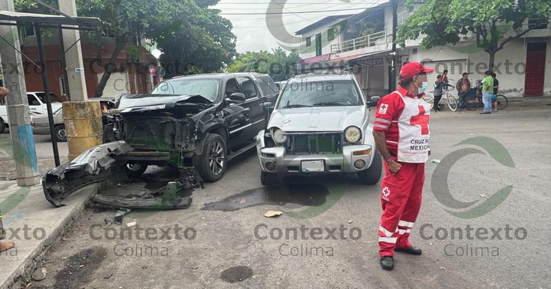 En este momento estás viendo Choque entre Suburban de funeraria y camioneta Liberty deja un lesionado en Tecomán