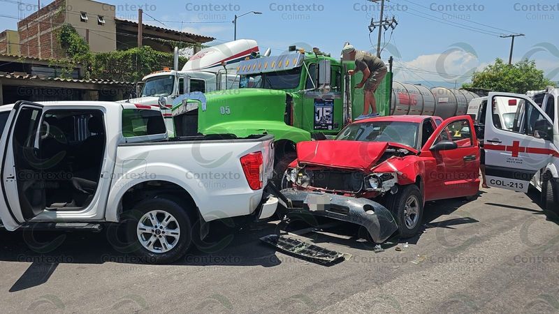 En este momento estás viendo Tractocamión provoca carambola en la autopista Armería–Tecomán; hay cuatro lesionados