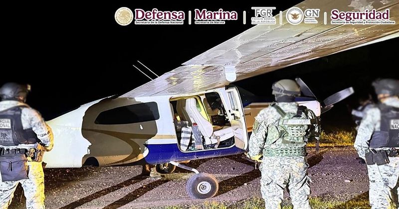 En este momento estás viendo Aseguran avión con 427 kilos de sustancia ilícita en Tecomán; hay tres detenidos