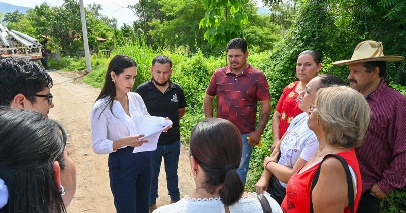 En este momento estás viendo Más alumbrado público en comunidades: Rosi Bayardo supervisa instalación de luminarias en La Floreña