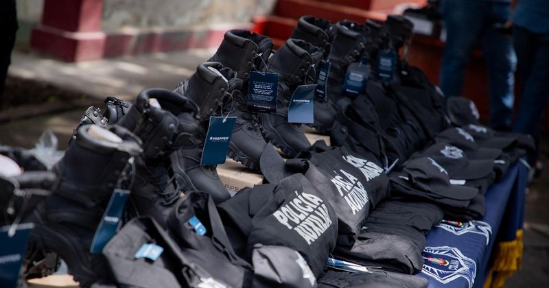 En este momento estás viendo Indira entrega uniformes a la Policía Auxiliar Estatal, con inversión de 734 mil pesos