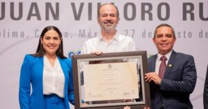 Lee más sobre el artículo Gobernadora de Colima atestigua entrega de Doctorado Honoris Causa a Juan Villoro en la UdeC