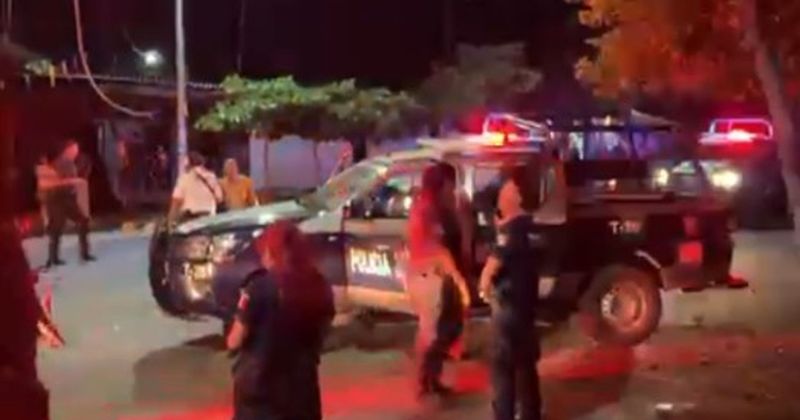 En este momento estás viendo Patrulla municipal se impacta contra automóvil en Tecomán; dos oficiales resultaron lesionados