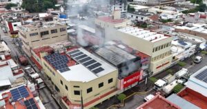 Lee más sobre el artículo Incendio en comercio de la calle Madero moviliza a bomberos en el centro de Colima