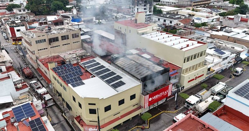 En este momento estás viendo Incendio en comercio de la calle Madero moviliza a bomberos en el centro de Colima