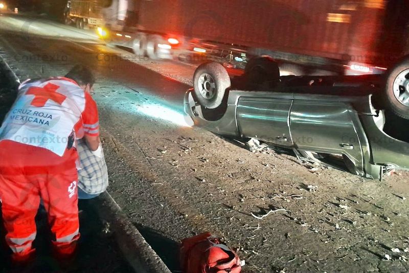 En este momento estás viendo Un herido tras volcadura de camioneta en el crucero de Caleras
