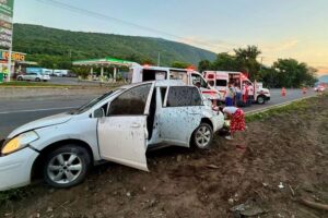 Lee más sobre el artículo Cinco lesionados, entre ellos un menor, tras volcadura en la autopista Colima–Manzanillo