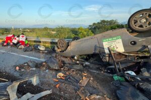 Lee más sobre el artículo Tráiler embiste a vehículo y provoca volcadura en la Colima–Manzanillo; tres lesionados