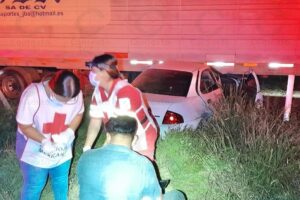 Lee más sobre el artículo Tecomán: dos heridos tras choque contra tráiler estacionado en el libramiento