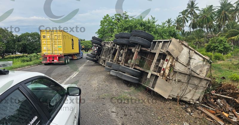 En este momento estás viendo Vuelca tráiler en la carretera libre Armería–Tecomán; solo hubo daños materiales
