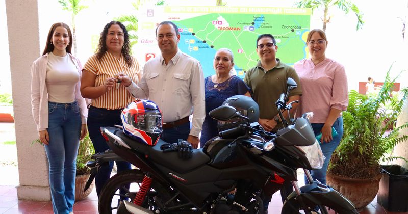 En este momento estás viendo Gobierno de Tecomán refuerza labores de vigilancia con la entrega de una motocicleta a Licencias e Inspección