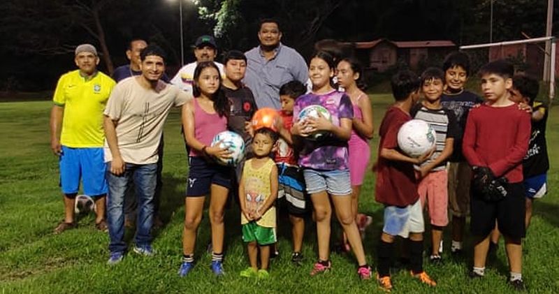 En este momento estás viendo Regidor Jorge González promueve el deporte en la comunidad de Tecolapa