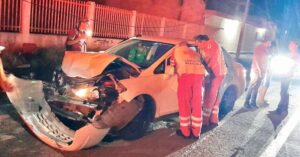 Lee más sobre el artículo Un herido tras choque de tráiler contra vehículo compacto en Tecomán