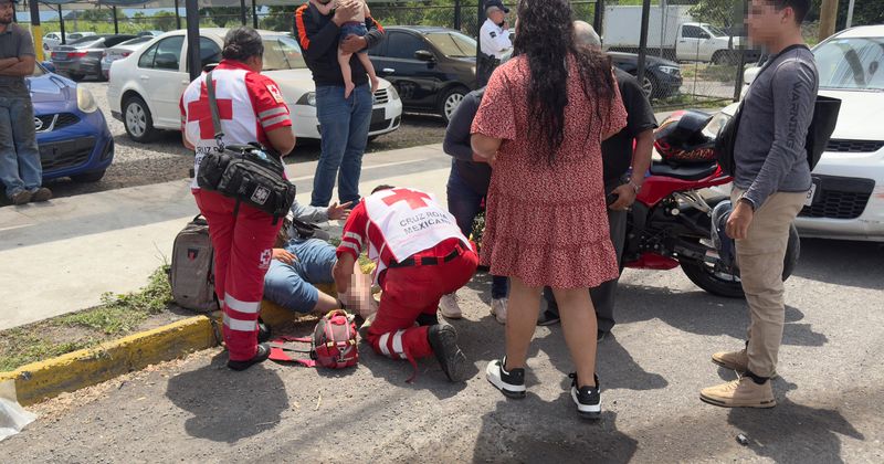 En este momento estás viendo Paramédicos de Cruz Roja Colima atienden a motociclista lesionado tras choque con SUV