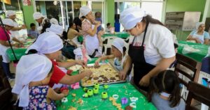 Lee más sobre el artículo Taller de elaboración de galletas de mantequilla del DIF Tecomán impulsa el autoempleo y la convivencia familiar