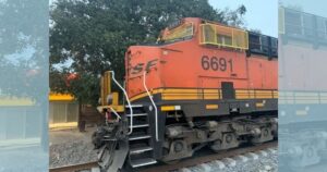 Lee más sobre el artículo Tren bloquea cruce en Caleras; denuncian que impide paso a servicios de emergencia