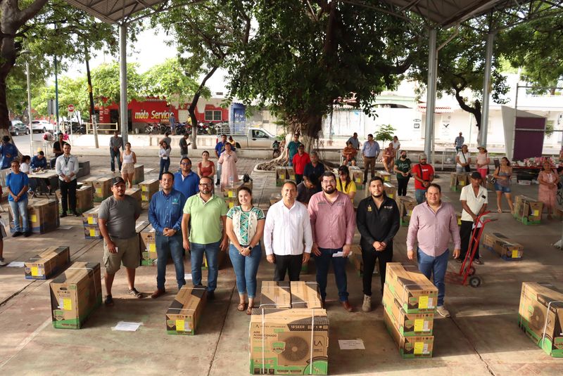 En este momento estás viendo Armando Reyna encabeza entrega de aires acondicionados a bajo costo en Tecomán
