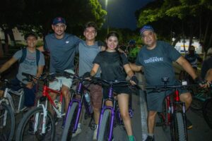Lee más sobre el artículo Ciclistas, familias y jóvenes se integran al bicipaseo organizado por el Ayuntamiento de Tecomán