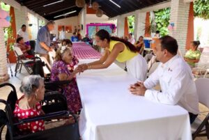 Lee más sobre el artículo Armando Reyna y Mili Cuevas celebran a las y los abuelitos en su día