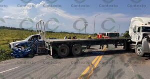 Lee más sobre el artículo Tracto camión choca contra camioneta en libramiento de Tecomán; no hay lesionados