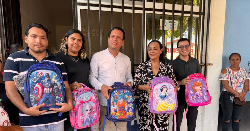 En este momento estás viendo Regidor Luis Alberto Gama impulsa programa ‘Regidor Contigo’ con entrega de mochilas en Armería