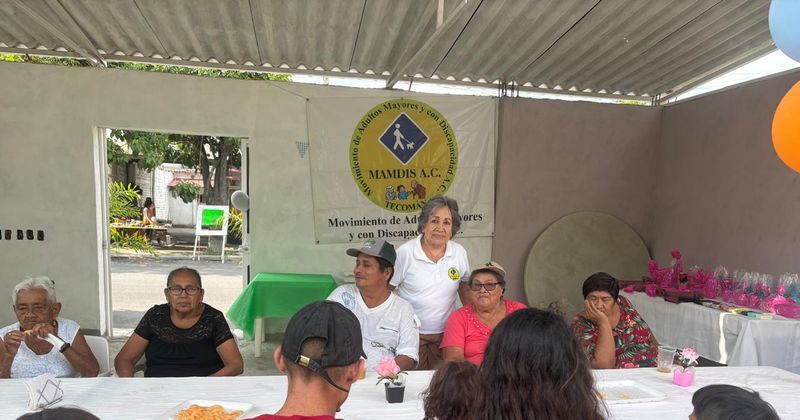 En este momento estás viendo Festejan a adultos mayores en Tecomán con música y baile