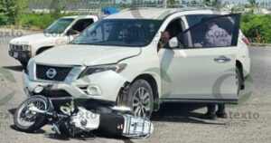 Lee más sobre el artículo Motociclista sufre múltiples fracturas tras ser impactado por una camioneta en Tecomán