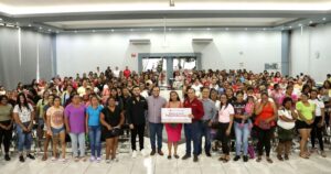 Lee más sobre el artículo Armando Reyna entrega apoyos del programa ‘Mujer es Bienestar’ en Tecomán