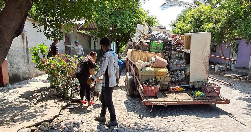En este momento estás viendo Gobierno de Tecomán realiza jornada de descacharrización en la colonia Díaz Ordaz