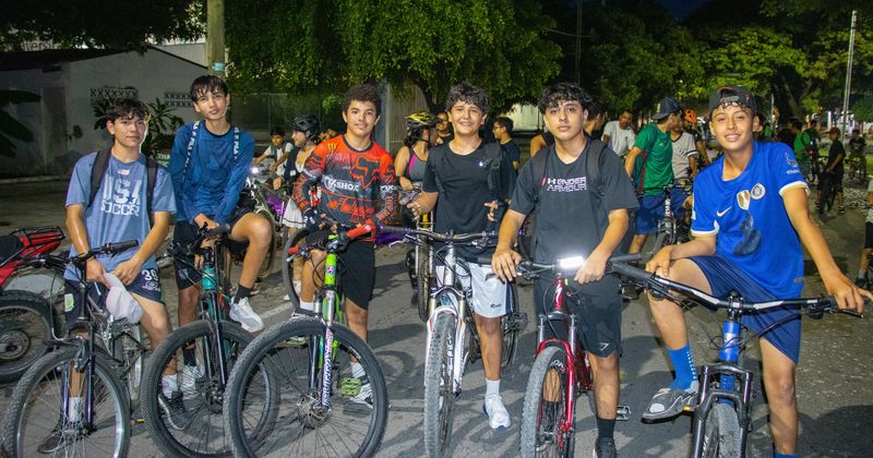 En este momento estás viendo Éxito total en el Bicipaseo Nocturno de Tecomán