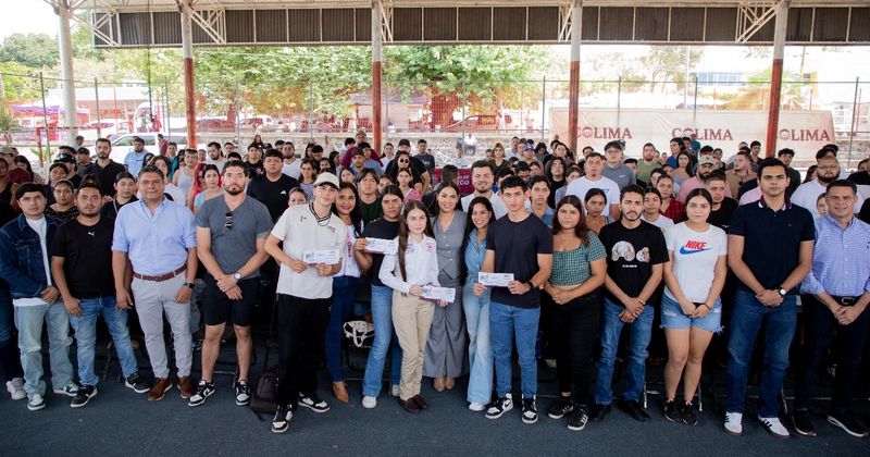En este momento estás viendo Gobernadora acudió a la entrega de 284 tarjetas de JCF a habitantes de Colima y Cuauhtémoc