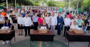 Lee más sobre el artículo Indira Vizcaíno entregó mobiliario a docentes de 34 planteles en Manzanillo