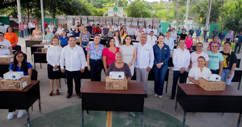 En este momento estás viendo Indira Vizcaíno entregó mobiliario a docentes de 34 planteles en Manzanillo