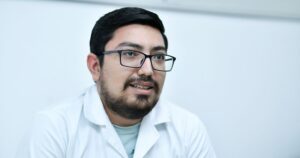 Lee más sobre el artículo Científicos de la UdeC investigan nueva terapia para aliviar dolor por artritis gotosa