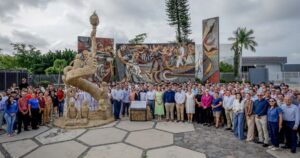 Lee más sobre el artículo Develan escultura por 85 aniversario de la Universidad de Colima