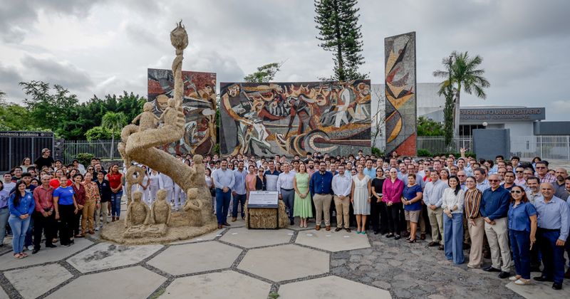 En este momento estás viendo Develan escultura por 85 aniversario de la Universidad de Colima