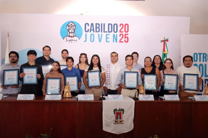 En este momento estás viendo Riult Rivera reconoce talento y propuestas incluyentes de jóvenes colimenses