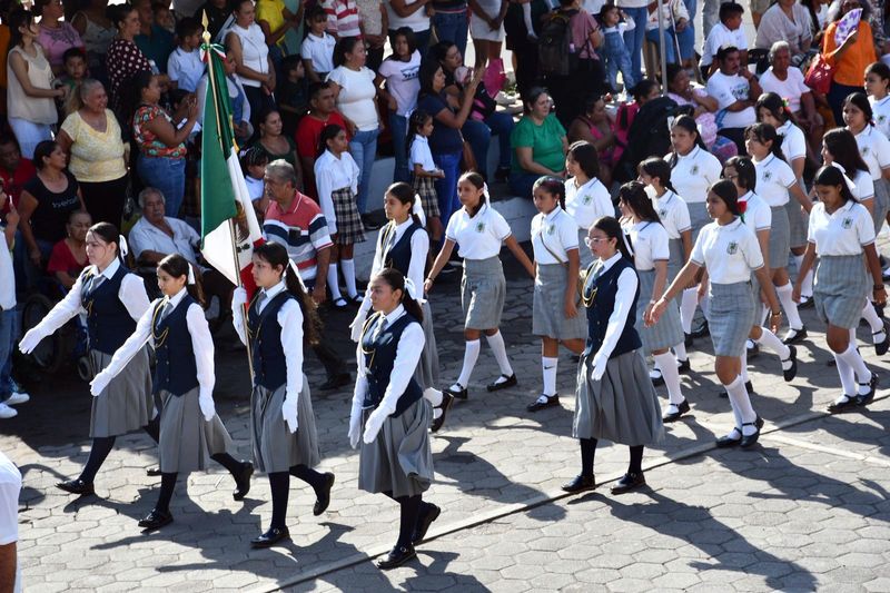 En este momento estás viendo Desfile cívico encabeza la conmemoración del 215 aniversario de la Independencia en Armería