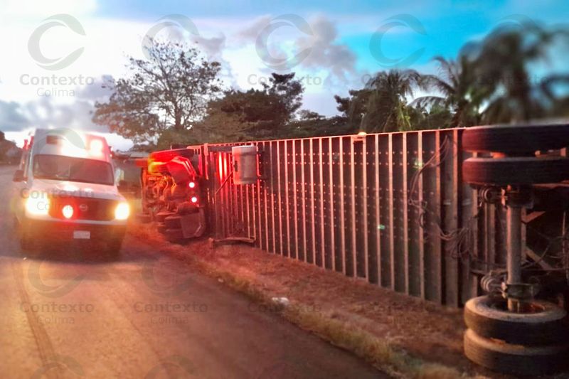 En este momento estás viendo Tráiler se vuelca en la carretera Tecomán – Cerro de Ortega; operador resulta gravemente herido
