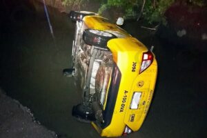 Lee más sobre el artículo Tres lesionados leves, entre ellos un menor, tras volcadura de taxi en el crucero de Caleras