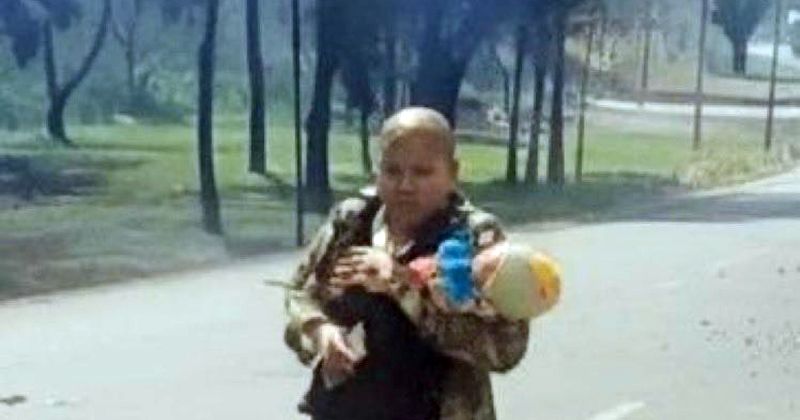 En este momento estás viendo Alicia cubrió a su nieta de dos años para salvarle la vida