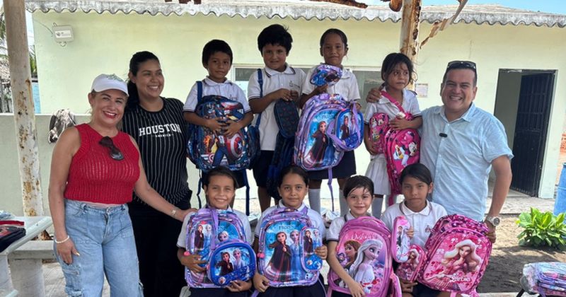 En este momento estás viendo Encabeza Jonathan Castillo entrega de mochilas y material escolar en Boca de Pascuales